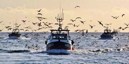 Tunisie- Kerkennah : La Marine Nationale arrête deux chalutiers de pêche égyptiens