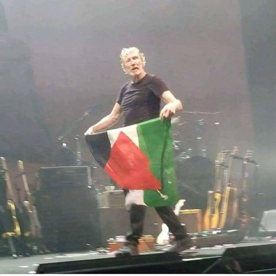 Image du Jour: Roger Waters exhibe le drapeau de la Palestine lors d’un concert en Italie