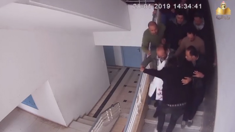 Tunisie [Vidéo]: Le ministère de l’Education publie une vidéo de l’assaut des enseignants contre le bureau du ministre