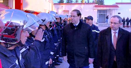 Tunisie – Le chef du gouvernement rend visite à la caserne de la protection civile à Jendouba