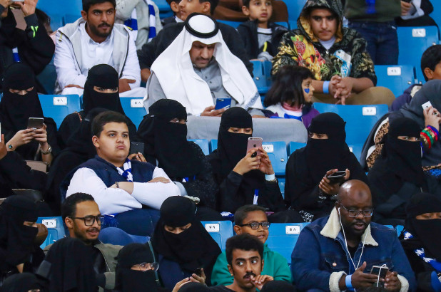 Apple et Google partent en guerre contre une application saoudienne permettant aux hommes de suivre les femmes