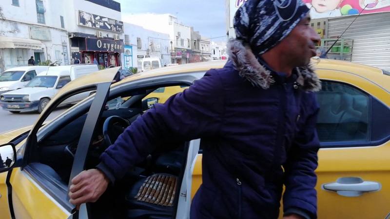 Tunisie: Un taximan rend 75.000 dinars à un client qui les a oubliés dans son véhicule