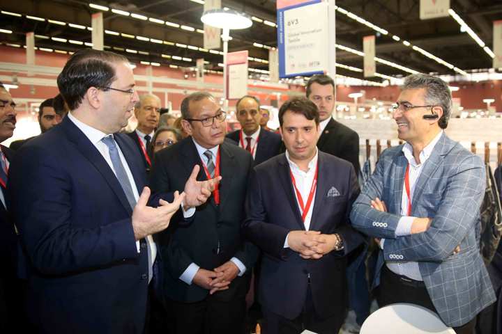 Tunisie: Depuis Paris, Youssef Chahed s’engage à soutenir les exportateurs à conquérir les marchés européens