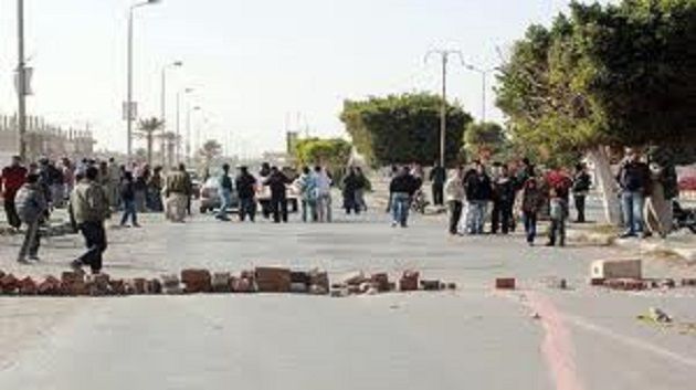 Tunisie: Des protestataires bloquent une route à Nabeul