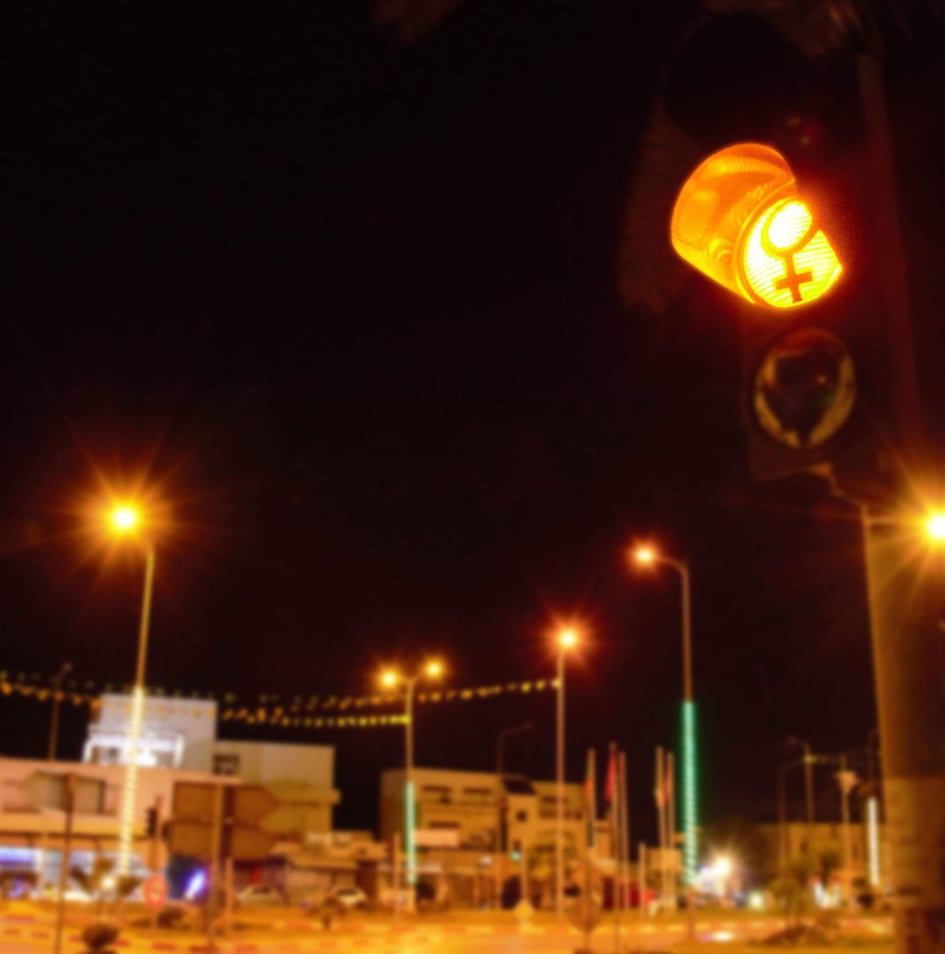 Tunisie- Le symbole de la femme embellit les feux de circulation routière à la Marsa