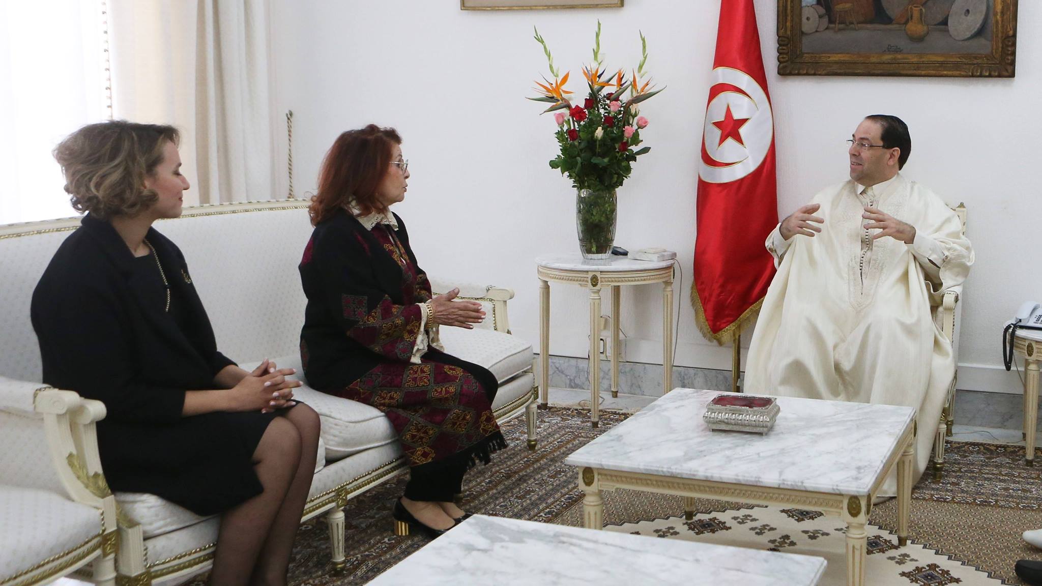 Tunisie-[photos] Le chef du gouvernement prime deux artisanes tunisiennes