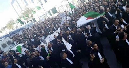 Algérie – Les avocats exigent de déclarer la vacance à la tête de l’Etat