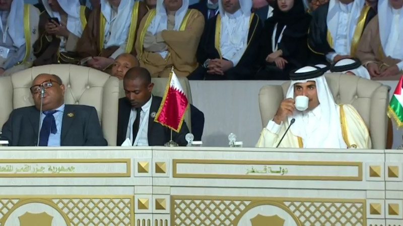 Tunisie: L’Emir du Qatar quitte le sommet après une brève présence à la salle de la conférence