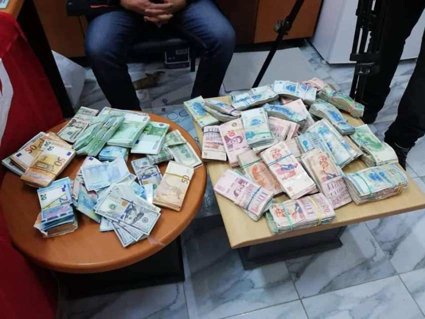 Tunisie: Interpellation d’un individu dissimulant 200.000 dinars dans le moteur de sa voiture