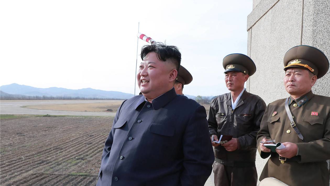 Corée du Nord- Kim Jong-un  supervise le tir d’essai d’une nouvelle “arme tactique guidée”