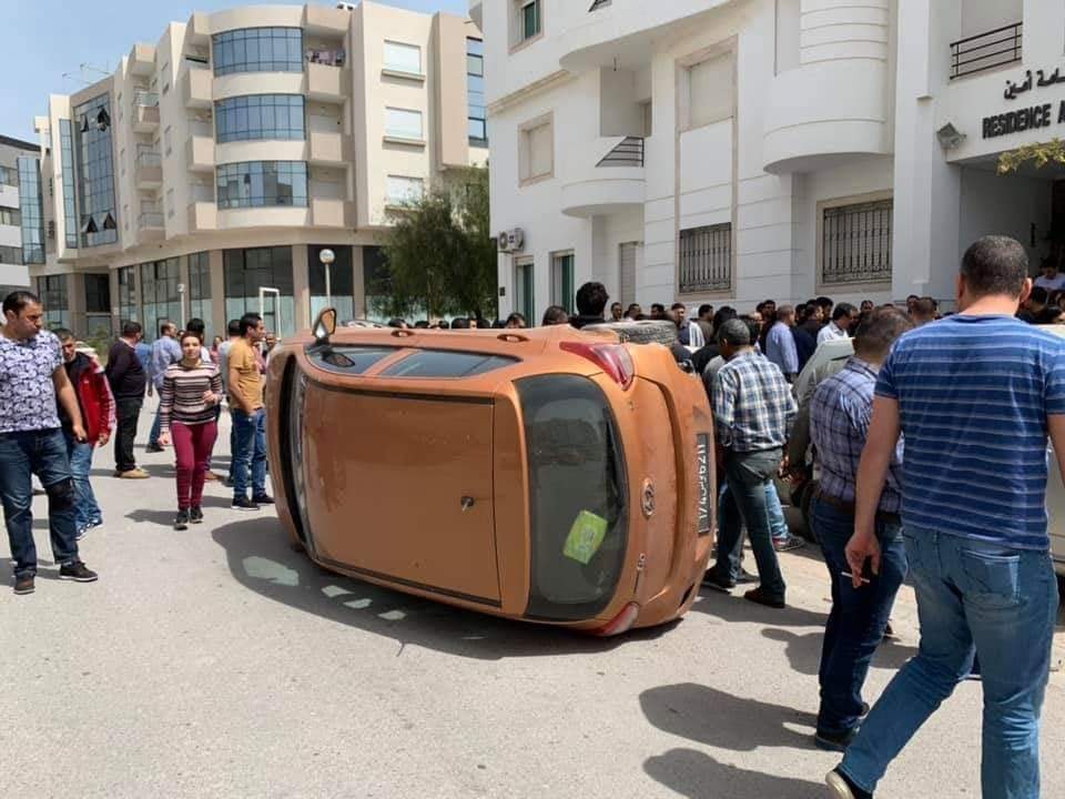 Tunisie-[photos] Au lieu d’être remorquée, une voiture a été renversée en plein milieu de la route