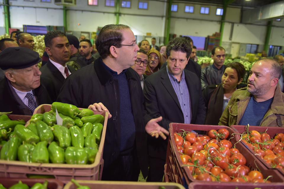 Tunisie [Photos]: Youssef Chahed visite le marché de gros des légumes et fruits de Moknine