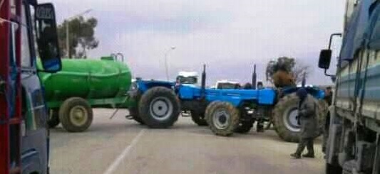 Tunisie – Images : Sfax : Les agriculteurs bloquent la route de Gafsa avec leurs tracteurs