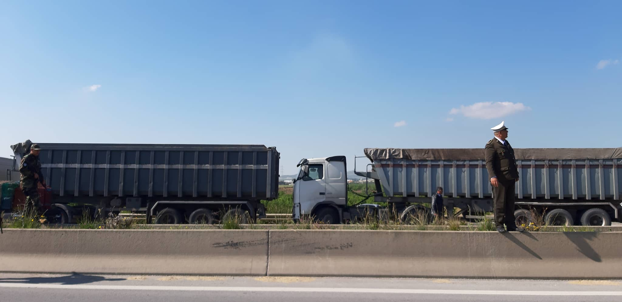 Tunisie [Photos]: Des conducteurs de camions poids lourds bloquent l’autoroute au niveau de Grombalia