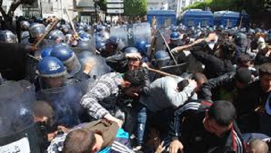 Algérie [Vidéo]: Répression d’une manifestation estudiantine à Alger après l’installation de Bensalah président par intérim