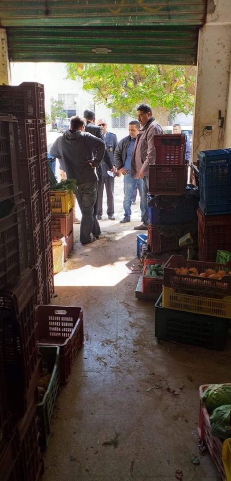 Tunisie[Photos] : Découverte d’un entrepôt clandestin de légumes à Sfax et saisie de 8 tonnes de dattes à Mehdia