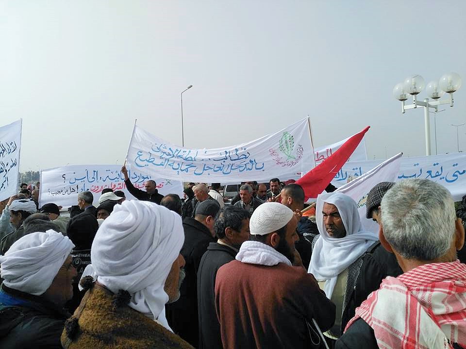 Tunisie: Protestation d’agriculteurs et de pêcheurs devant le Parlement pour dénoncer la hausse du prix du carburant