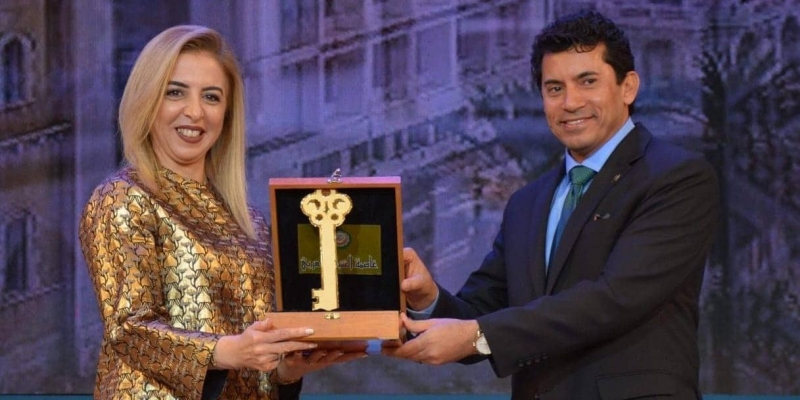 Tunisie [Photos]: Sonia Ben Cheikh reçoit le symbole Tunis capitale de la jeunesse arabe 2019