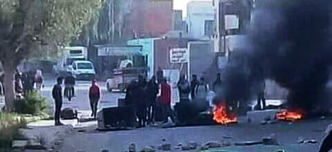 Tunisie – Feriana : Des protestataires brûlent le poste de la garde nationale et bloquent la route