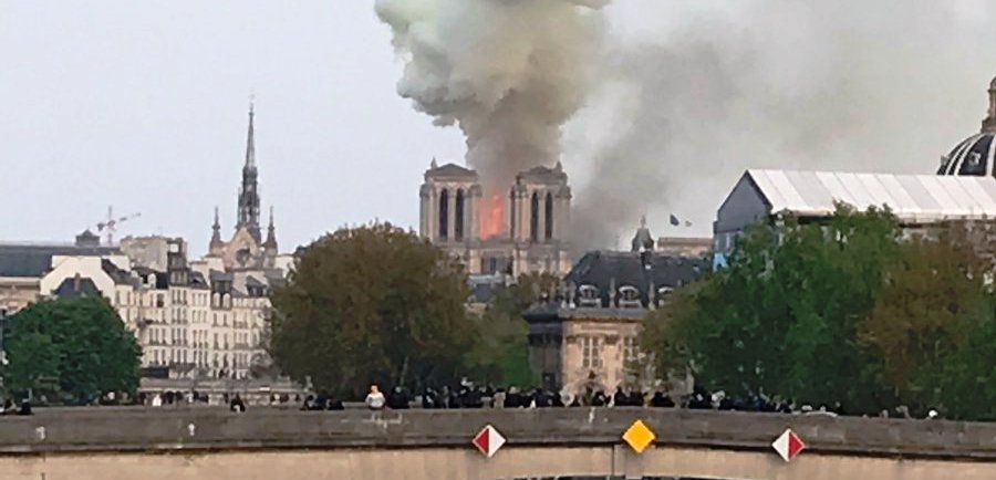 URGENT : Un incendie vient de se déclarer dans la cathédrale « Notre Dame » de Paris