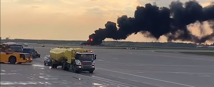 Russie : VIDEO : Un avion de ligne en feu atterrit en urgence à l’aéroport de Moscou