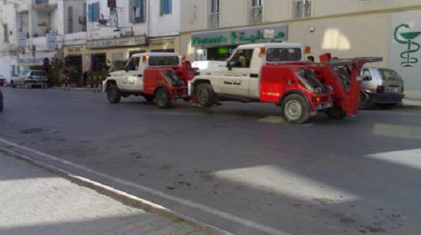 La Municipalité annonce le recours au remorquage systématique des voitures par la grue dans certaines rues de Tunis