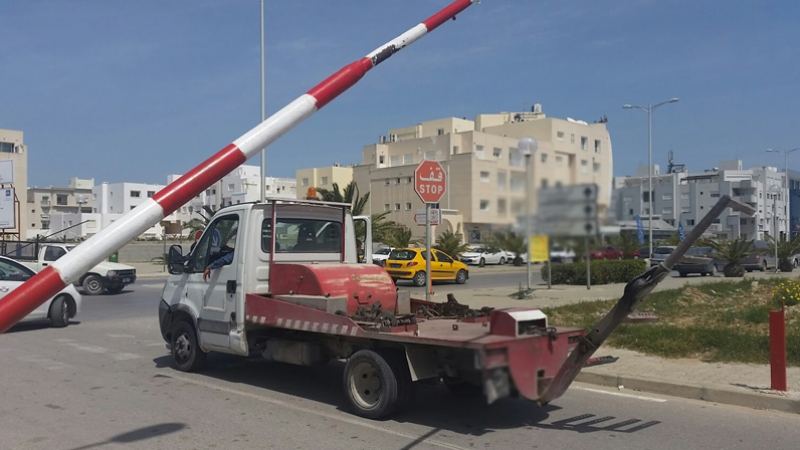 Tunisie [Vidéo]: Une voiture d’un citoyen malmenée lors de son remorquage par une grue de la municipalité