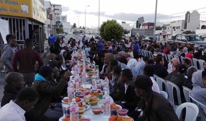 Tunisie- La mairie de Raoued organise un Iftar en l’honneur des immigrés subsahariens et de leurs familles.