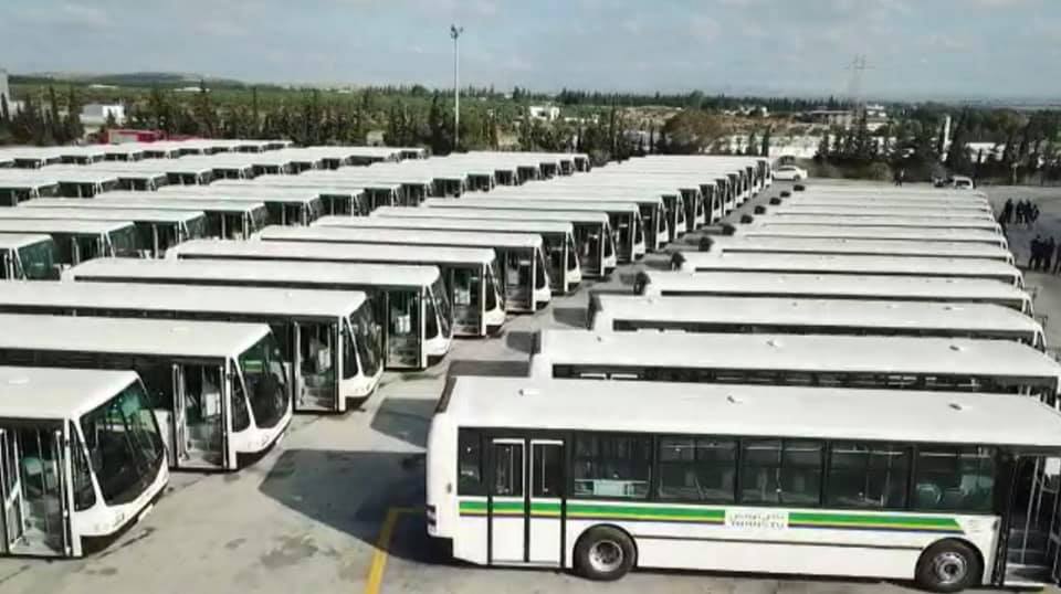 Tunisie – VIDEO : Le chef du gouvernement supervise la mise en service de 100 nouveaux bus