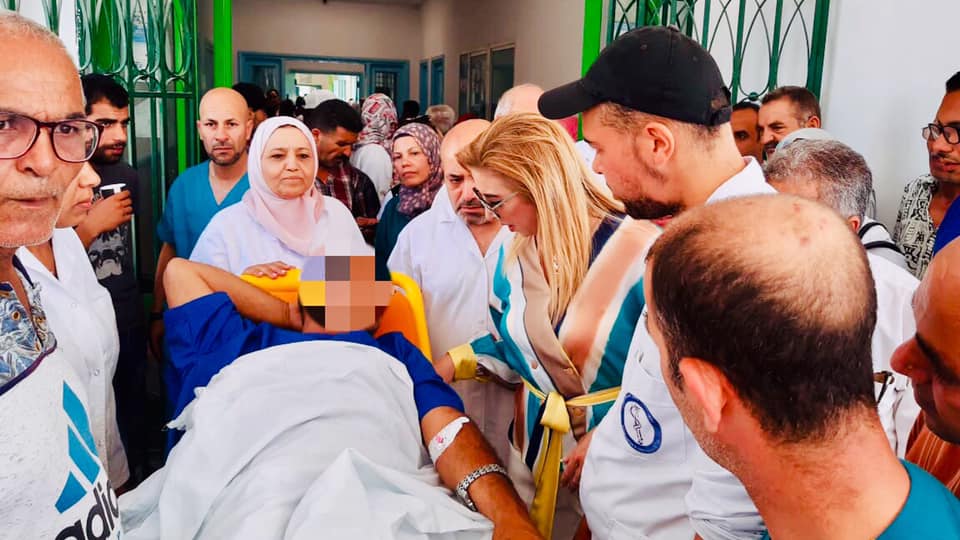 Tunisie- [photos] La ministre de la santé se rend à l’hôpital Mahmoud Matri pour s’assurer de l’état de santé des agents poignardés