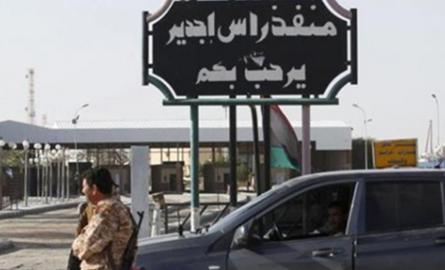 Urgent : Des tunisiens bloqués en Libye franchissent le passage frontalier de Ras Jedir