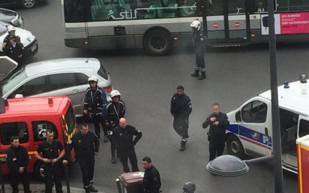 Paris: Un homme blessé après avoir tenté de poignarder des policiers