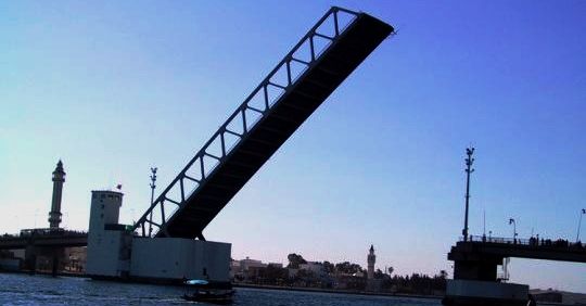 Tunisie – Le pont de Bizerte bloqué en position verticale pendant deux heures