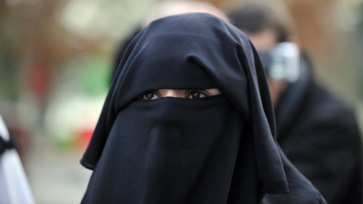 Tunisie- Port du niqab dans les établissements publics: Il faut seulement dévoiler le visage à l’entrée