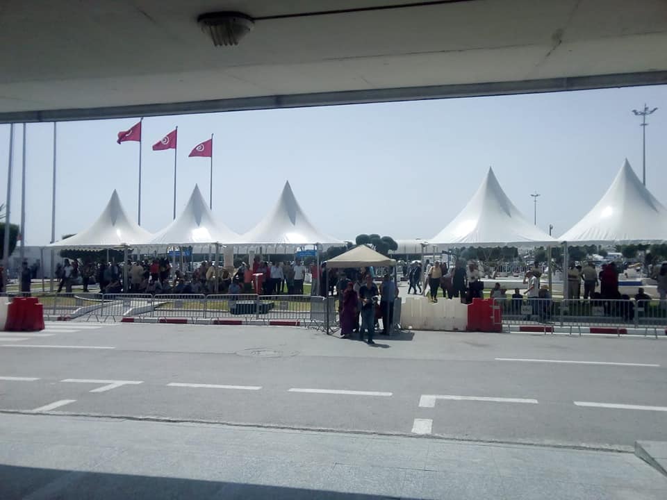 Tunisie-[ photos] Installation de tentes à l’extérieur de l’aéroport Tunis-Carthage