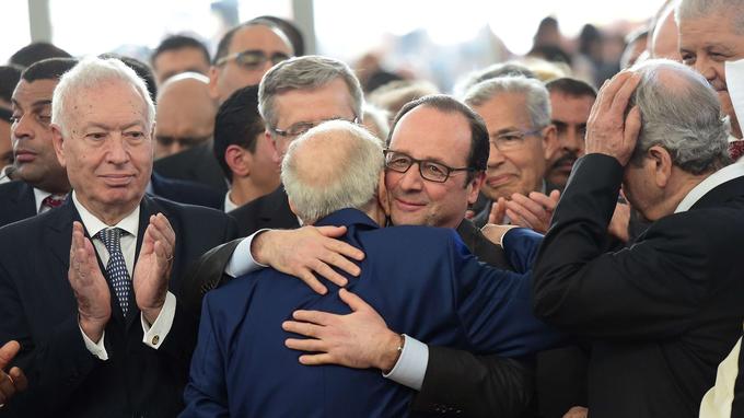 François Hollande :” la Tunisie perd aujourd’hui un défenseur de la démocratie et un acteur infatigable de la lutte contre le terrorisme”