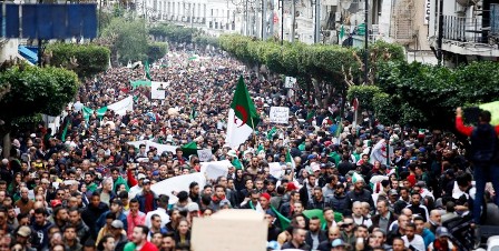 Algérie : L’armée arrête cinq terroristes qui voulaient faire exploser des engins au milieu des manifestations