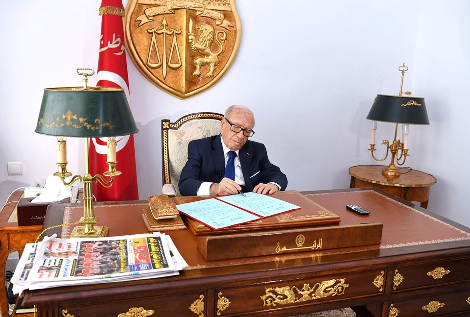Tunisie [Vidéo]: Béji Caïed Essebsi signe le décret des élections et prolonge l’état d’urgence