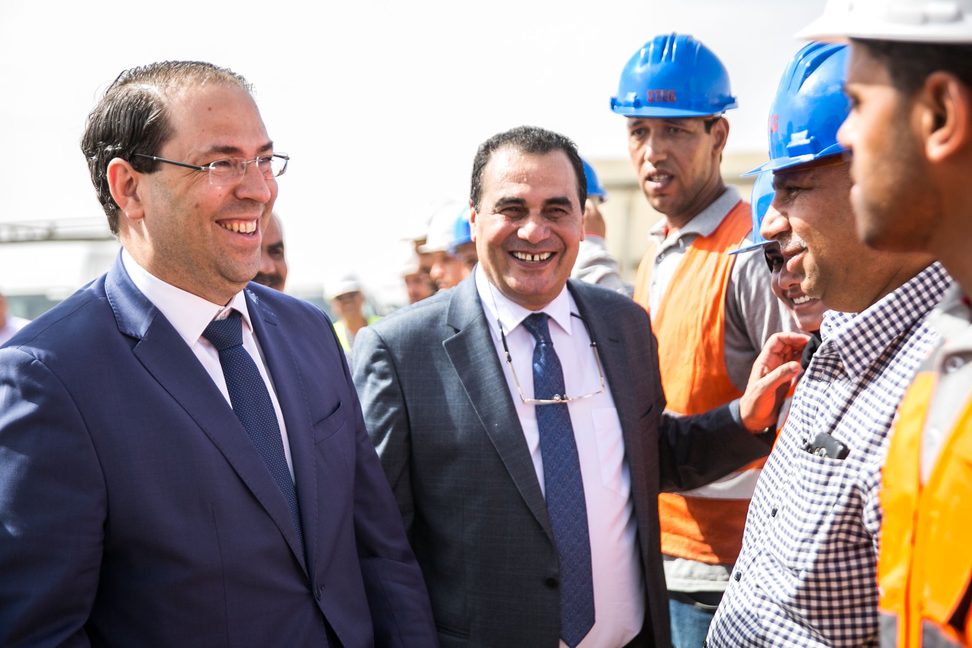 Tunisie-[photos]Chahed donne le coup d’envoi pour l’entrée en service de la centrale photovoltaïque de Tozeur 1
