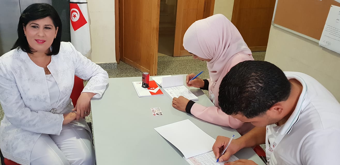 Tunisie- [photo] Abir Moussi dépose son dossier de candidature à la présidentielle à l’ISIE