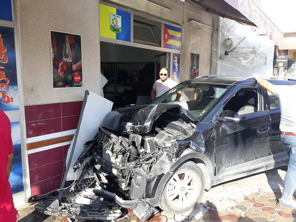 Tunisie [Photos] : La voiture d’un touriste algérien percute un café à Sousse