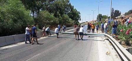 Tunisie – IMAGES : Des citoyens bloqués depuis des heures sur l’autoroute de Bizerte par 40° de température