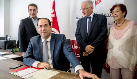Tunisie – IMAGES : Un cortège de choix et un engouement populaire ont caractérisé la déposition de la candidature de Youssef Chahed