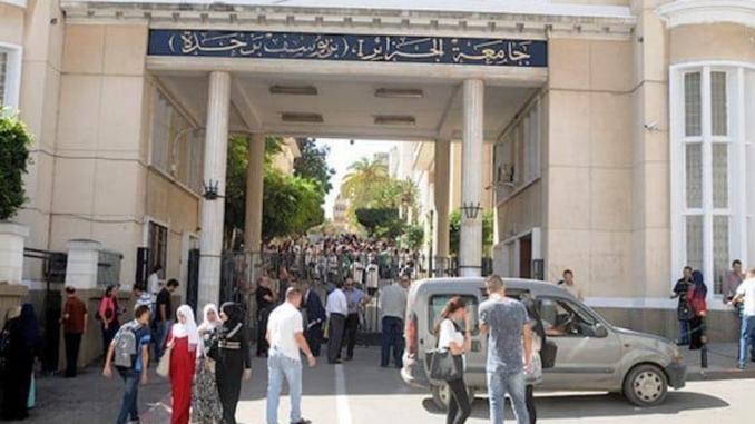 Algérie: L’Anglais remplace le français à l’université et les en-têtes des documents administratifs