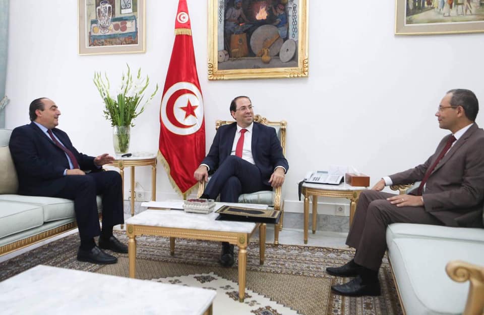Tunisie: Youssef Chahed autorise l’accès des accompagnateurs des voyageurs à l’aéroport Tunis-Carthage