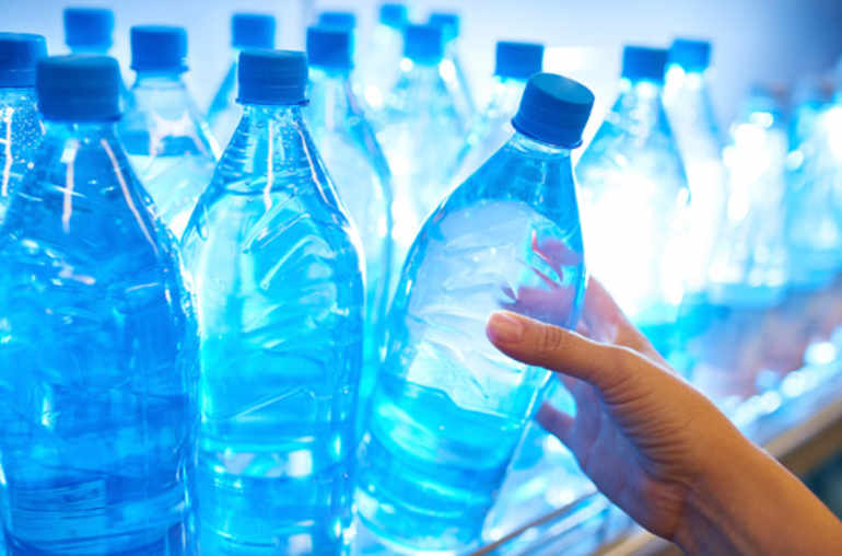 Santé: Eau minérale en bouteilles plastiques, résultats d’un rapport de l’OMS