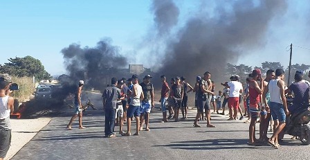 Tunisie – Des protestataires bloquent la route d’El Haouaria pour protester contre la coupure de l’eau