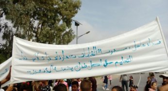 Tunisie-[photos] Des élèves et leurs parents bloquent la route nationale n°2 à Kairouan