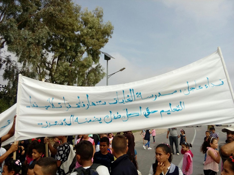 Tunisie-[photos] Des élèves et leurs parents bloquent la route nationale n°2 à Kairouan