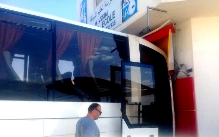 Tunisie – Sousse : IMAGES : Un bus touristique s’incruste dans la devanture d’un restaurant